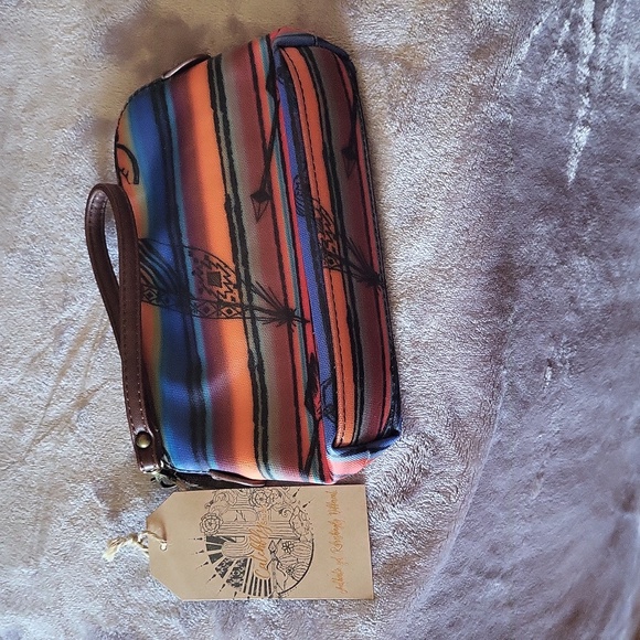 NWT!Catch fly Tote purse and small bag. - Picture 3 of 8